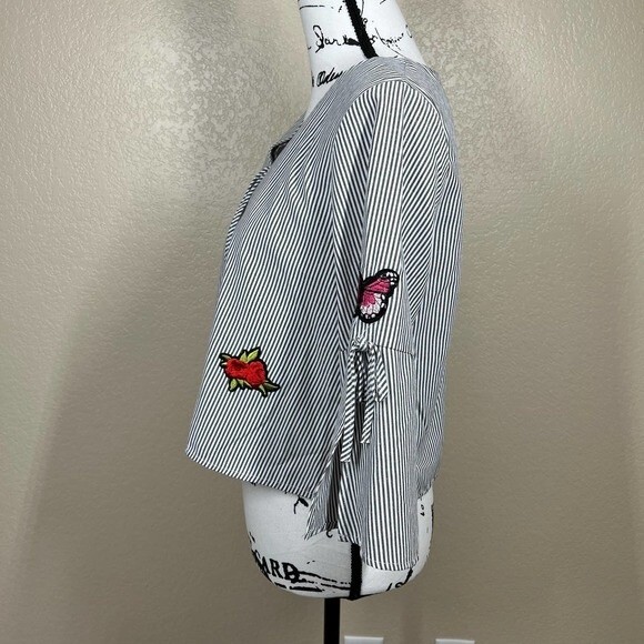 La sorella gray top striped V-neckline Bell sleeve with butterflies patch size M - Picture 12 of 12